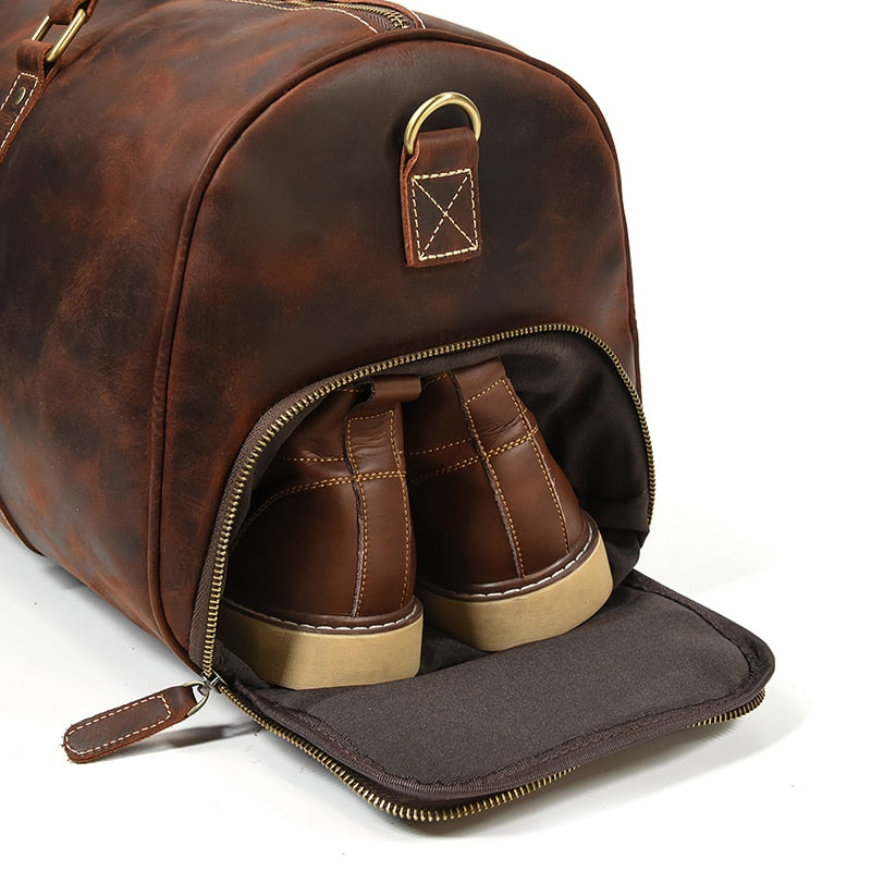 Travel bag in genuine leather on the shoulder, very versatile for men and women, sports, travel.