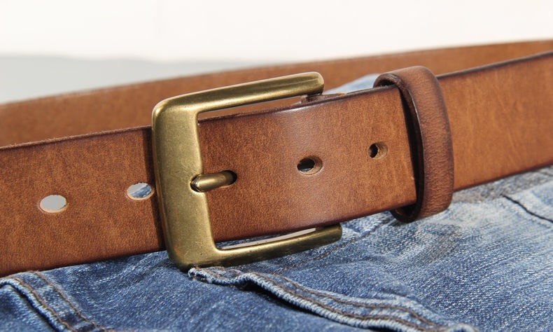Cinturón de hombre de cuero vintage de lujo hecho a mano con hebilla de cobre.