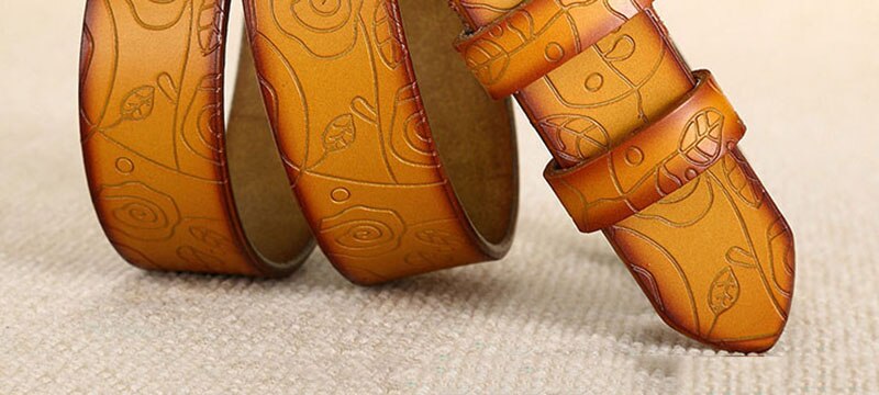 Cinturón de mujer con motivo floral en piel genuina, hebilla ardillón de metal de 28mm de ancho. Hermosos en diferentes colores imperdibles.